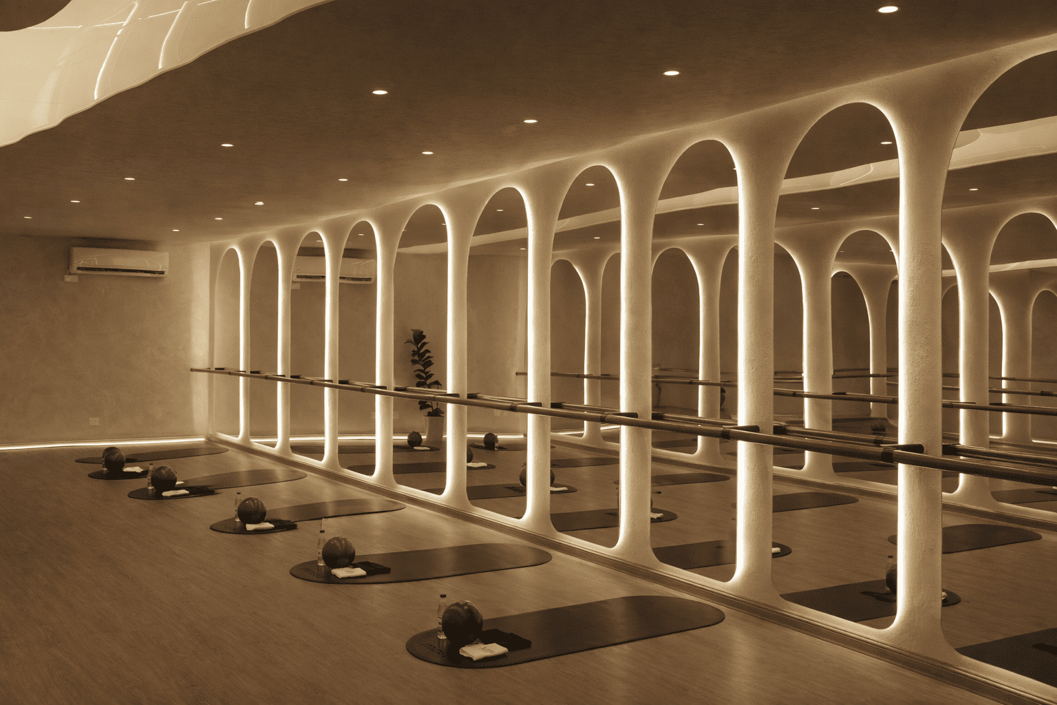Interior de un estudio de barre moderno y luminoso